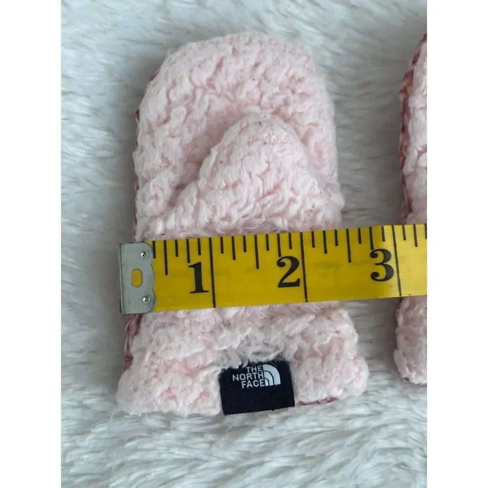 The North Face Baby Bear Suave Oso Mitts in a pink knit pattern.Size XXS